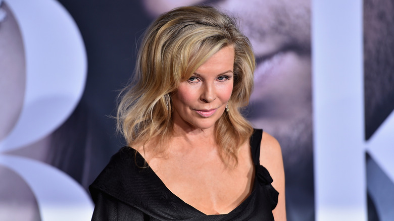 Kim Basinger posant