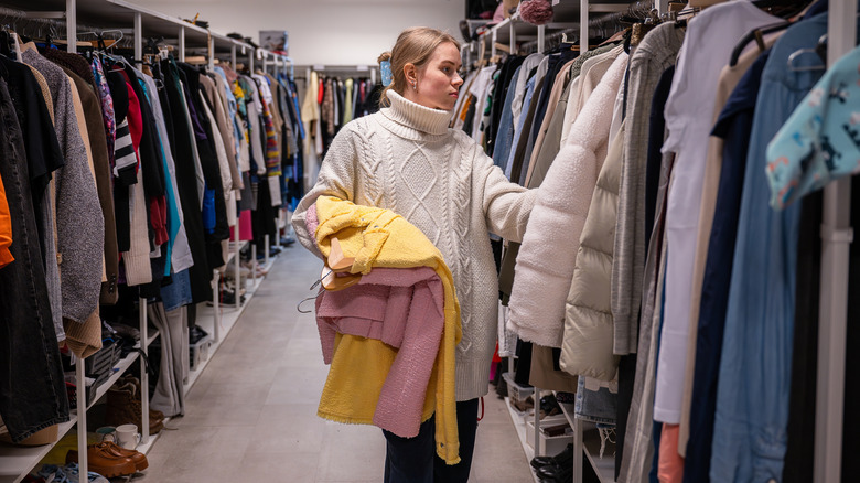 Femme shopping pour des manteaux d'occasion