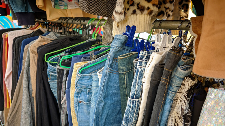 Rack de pantalons en denim au magasin d'aubaines