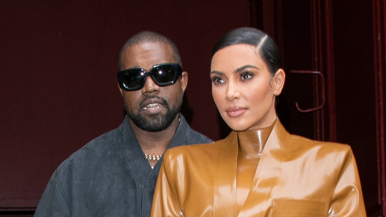 Kim Kardashian et Ye posant