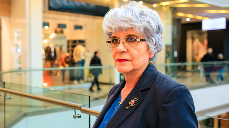 Femme portant une broche clé de sol au centre commercial