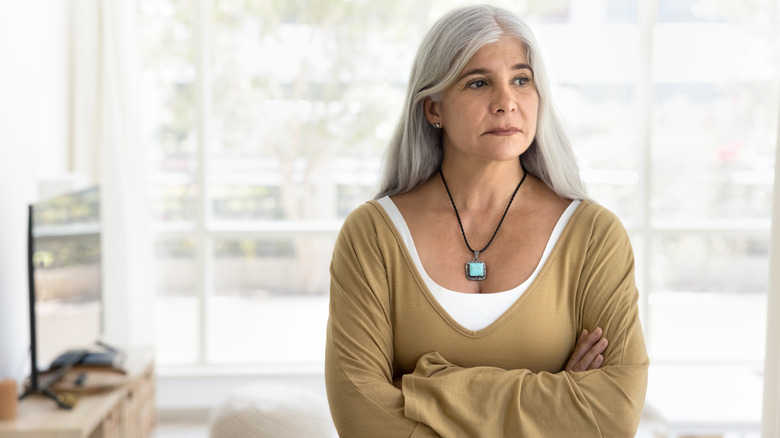 Femme plus âgée en pendentif turquoise