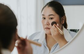 5 conseils de fard à joues pour les femmes de plus de 40 ans qui aident votre maquillage à fonctionner pour les peaux matures