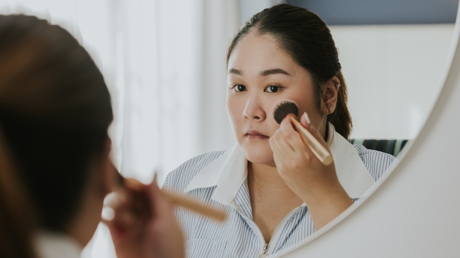 5 conseils de fard à joues pour les femmes de plus de 40 ans qui aident votre maquillage à fonctionner pour les peaux matures