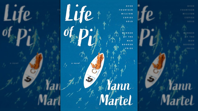 La couverture de Life of Pi représentant un océan bleu et un garçon dans un bateau avec un tigre