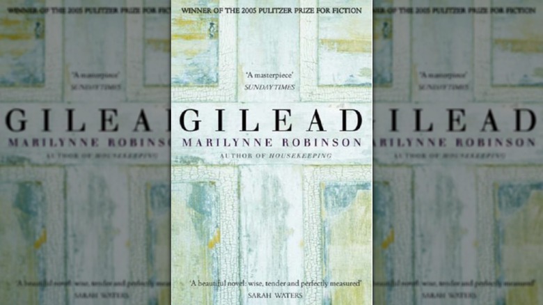 La couverture de Gilead avec une vieille porte écaillée