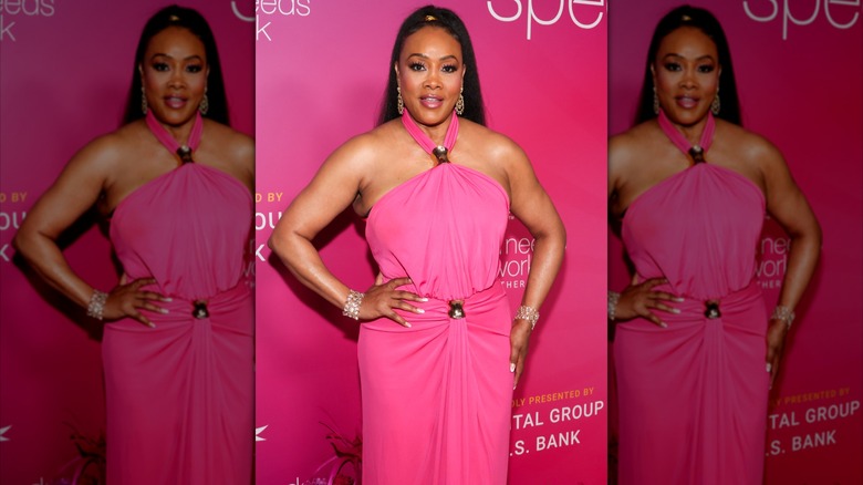 Vivica A. Fox porte une robe rose vif