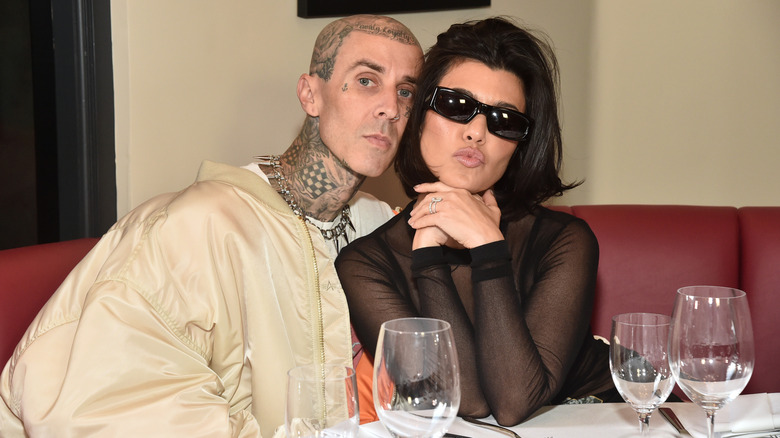 Kourtney Kardashian et Travis Barker sur le tapis rouge