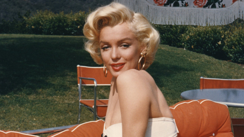 Marilyn Monroe posant au bord de la piscine