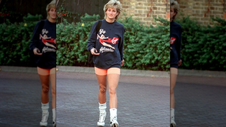 La princesse Diana photographiée souriante et assise contre un cadran solaire en 1986