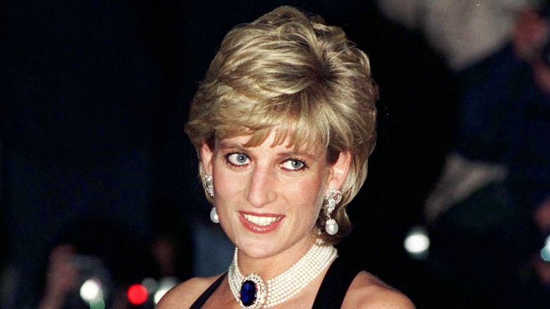 La princesse Diana souriante avec des cheveux courts et un tour de cou en perles