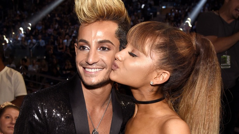 Ariana Grande dépose un baiser sur la joue de Frankie Grande lors d'un événement