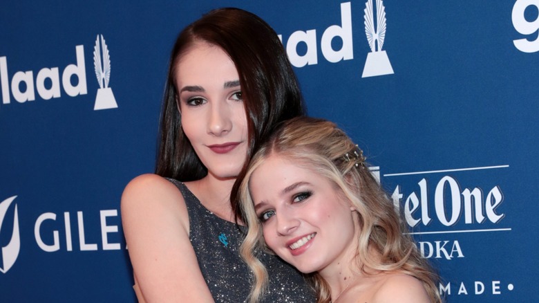 Juliet Evancho et Jackie Evancho s'embrassent sur le tapis rouge