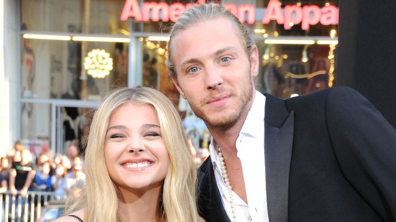 Chloë Grace Moretz et Trevor Duke-Moretz souriant ensemble sur le tapis rouge