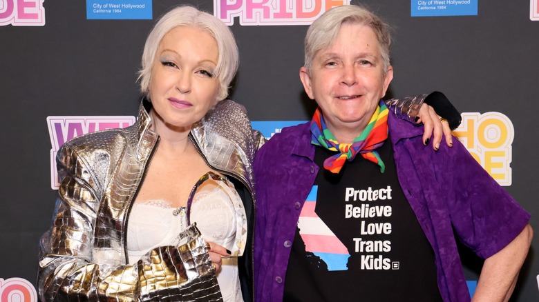 Cyndi Lauper avec son bras autour de sa sœur Ellen Lauper sur le tapis rouge