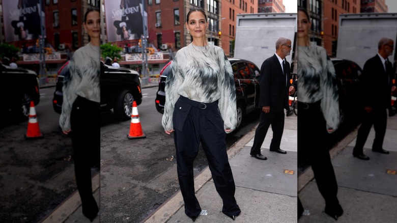 Katie Holmes dans une queue de cheval élégante avec un pantalon large et un haut gris