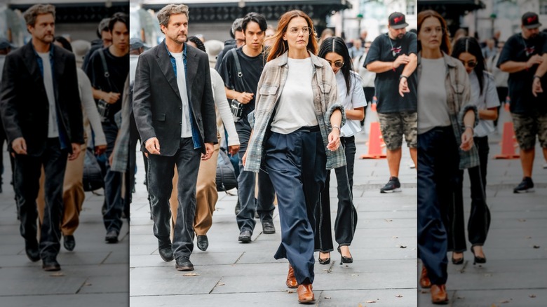 Katie Holmes se promène à New York en pantalon bleu