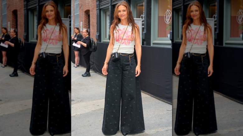Katie Holmes en pantalon noir avec un débardeur blanc