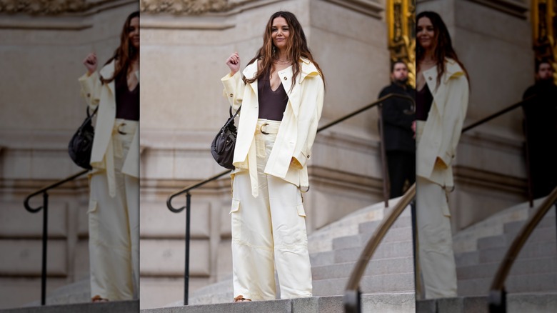 Katie Holmes dans un tailleur-pantalon jaune beurre avec un haut marron à Paris