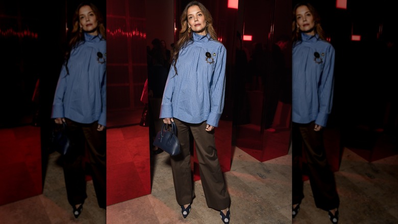 Katie Holmes dans un pantalon marron avec une chemise bleue à l'envers