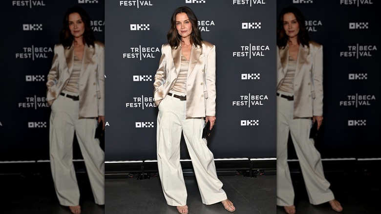 Katie Holmes dans un costume crème en juin 2026