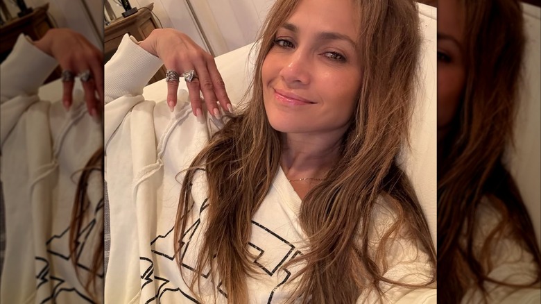 Jennifer Lopez en pull confortable et sans maquillage