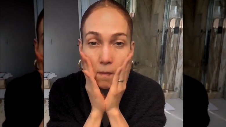 Jennifer Lopez montrant sa routine de soins de la peau