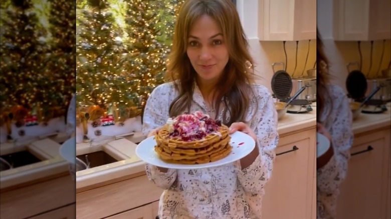 Jennifer Lopez sans maquillage tenant des gaufres