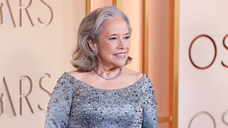 Kathy Bates porte une robe grise à paillettes