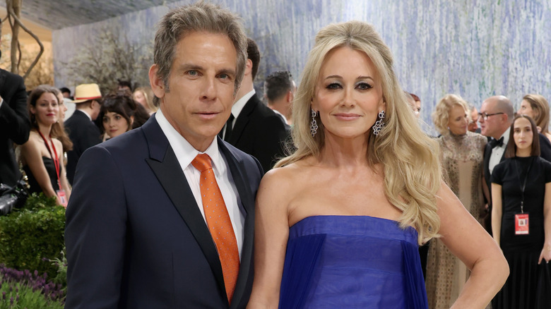 Ben Stiller et Christine Taylor souriants sur le tapis rouge en 2026