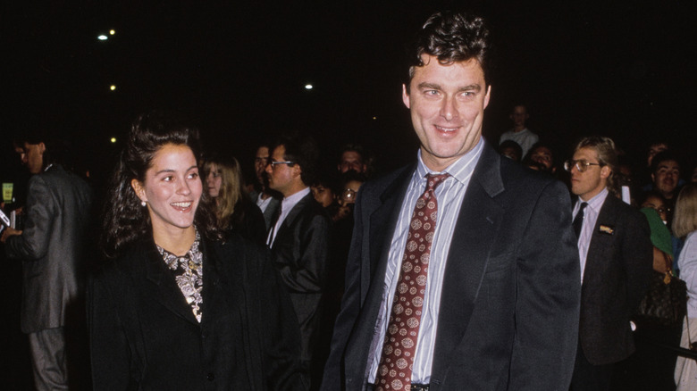 Tony Ressler et Jami Gertz souriant lors de l'avant-première d'un film en 1989