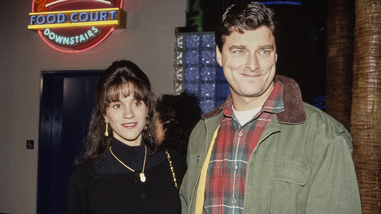 Jami Gertz et Tony Ressler souriant lors d'une première en 1991