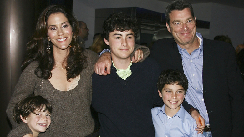 Tony Ressler, Jami Gertz et leurs trois fils lors d'une première en 2006