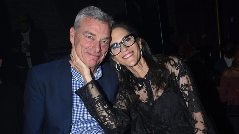 Tony Ressler et Jami Gertz assis et souriants en 2024