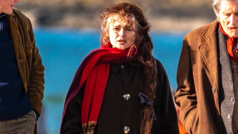 Helena Bonham Carter sur la plage avec de longs cheveux tressés et un foulard rouge