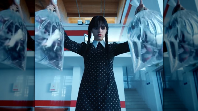 Mercredi Addams porte une robe noire
