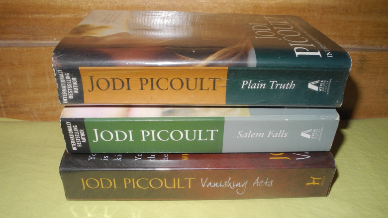 Une pile de livres de Jodi Picoult