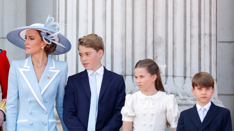 La princesse de Galles vêtue d'une robe manteau bleu et blanc aux côtés de ses trois enfants