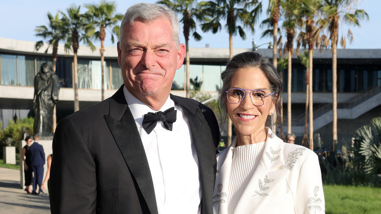 Jami Gertz et Tony Ressler photographiés souriants au LACMA en 2026