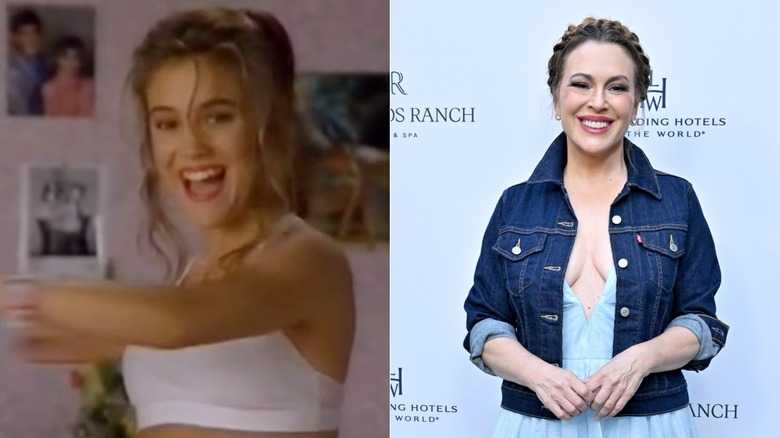 Alyssa Milano sourit en portant un soutien-gorge de sport blanc / Alyssa Milano sourit en portant une veste en jean