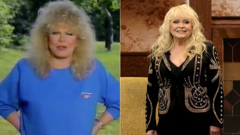 Sally Struthers fronce les sourcils en portant un pull bleu / Sally Struthers sourit en portant une veste dorée et noire
