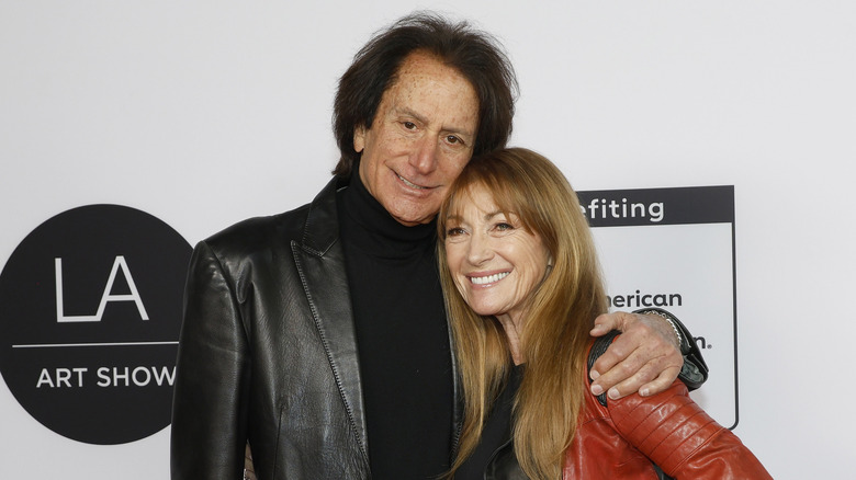 John Zambetti et Jane Seymour s'embrassent devant un step-and-repeat