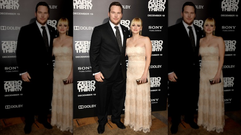 Anna Faris et Chris Pratt lors d'un événement en 2012 avec elle dans une robe crème
