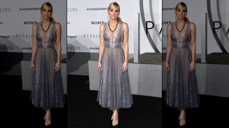 Anna Faris dans une robe grise lors d'un événement en 2016
