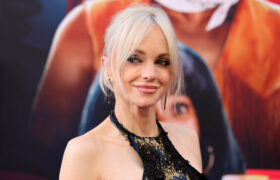 Le look d'Anna Faris change totalement lorsqu'elle abandonne ses cheveux blonds emblématiques