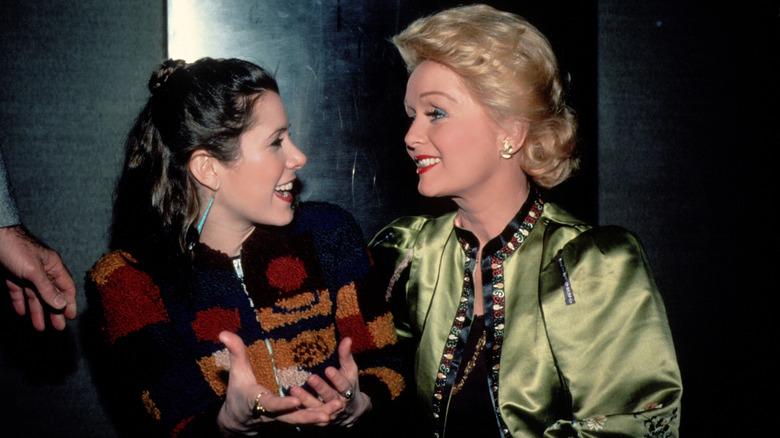 Carrie Fisher et sa mère Debbie Reynolds photographiées en train de rire ensemble en 1983
