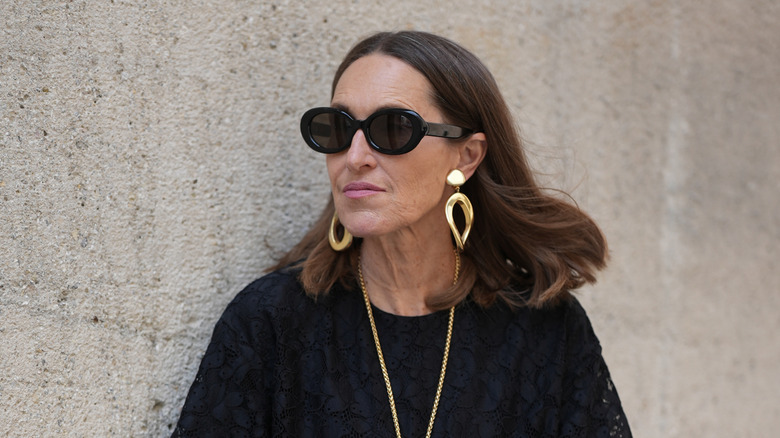 Annette Weber porte des lunettes de soleil ovales dans les rues de Munich le 8 juin 2026