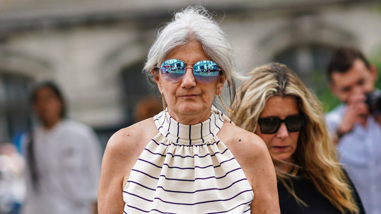 Un invité porte des lunettes de soleil miroir devant Paul Smith lors de la Fashion Week de Paris - Collection Homme Printemps/Été 2020, le 23 juin 2019 à Paris, France