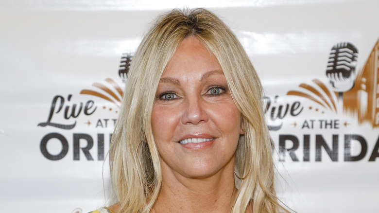 Heather Locklear sourit sur le tapis rouge en 2021