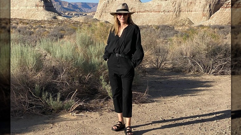 Michelle Pfieiffer pose pour une photo dans un lieu inconnu (juin 2021)